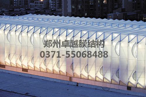 夜間車站透出柔和的燈光讓人感到非常的溫馨、輕松