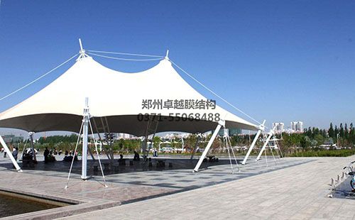 此膜結(jié)構(gòu)景觀(guān)棚應(yīng)用了多種桅桿形式做支承