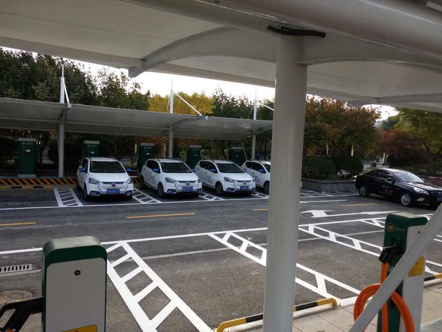 七字型的汽車停車棚，也是汽車蓬里，使用比較多的一款造型