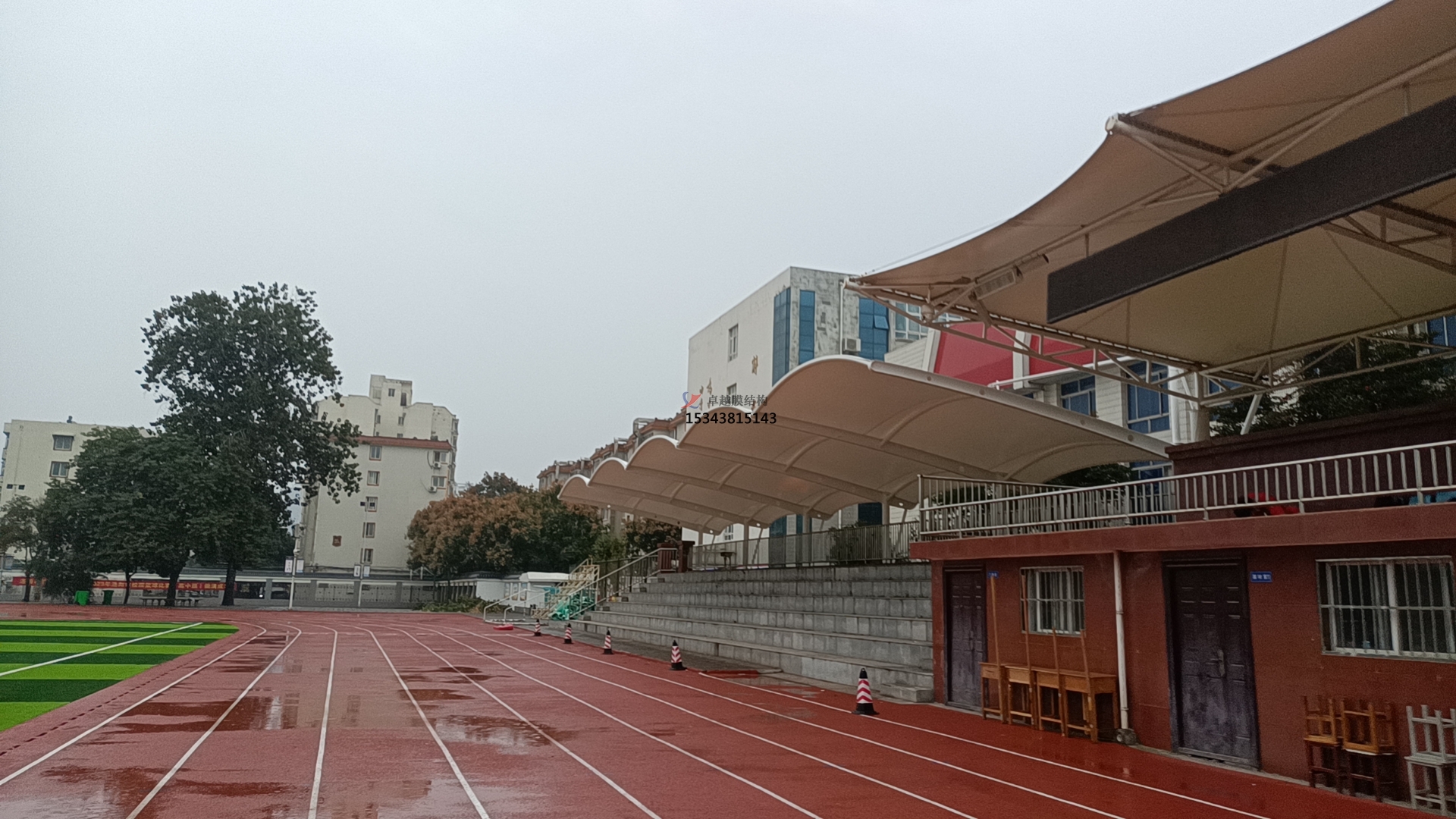 學(xué)校田徑場<font color='red'>膜結(jié)構(gòu)看臺</font>遮陽棚如何選擇材料？不同材料對其性能有何影響？
